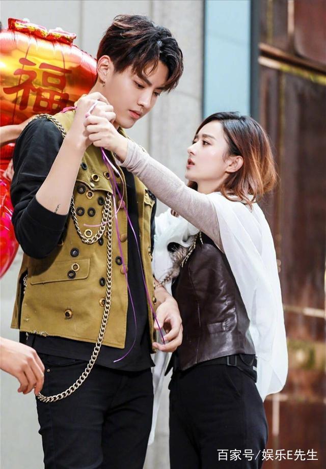 趙麗穎吳亦凡最新圖片，小巷風情與隱藏特色小店探秘