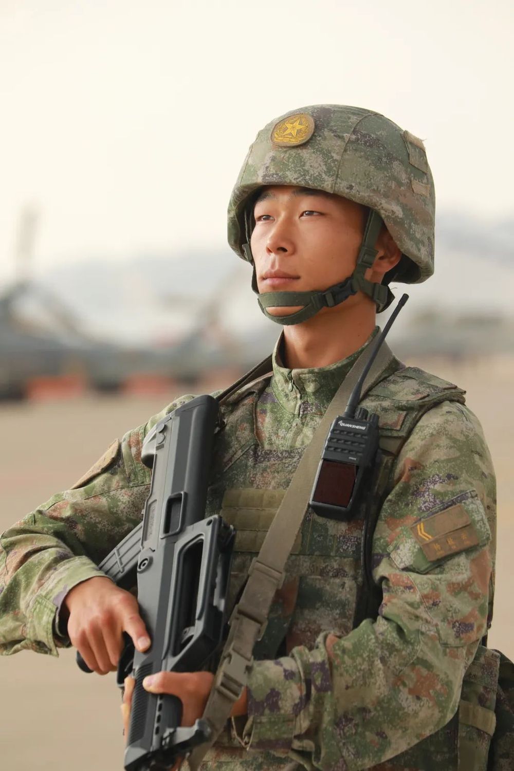 『最新軍裝揭秘，潮流與威嚴(yán)并存』